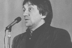 У микрофона