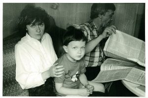Втроем дома, 1990 г.